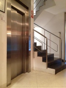 escalera y ascensor